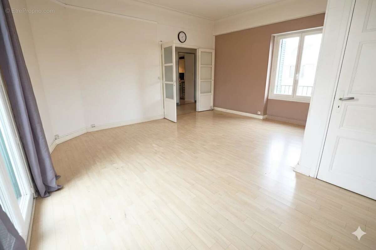 Appartement à SAINT-LAURENT-DU-VAR