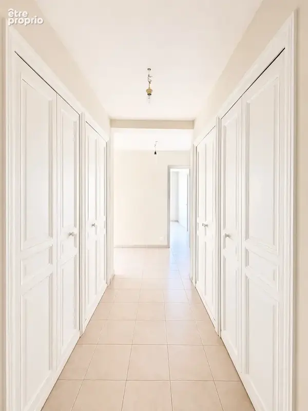 Proche centre ville de Vence appartement 3 pièces 85 m2 rénové, garage double et faibles charges - photo 5