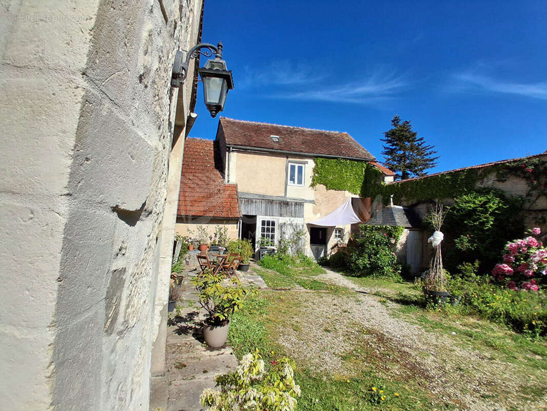 Maison à COULANGES-LA-VINEUSE