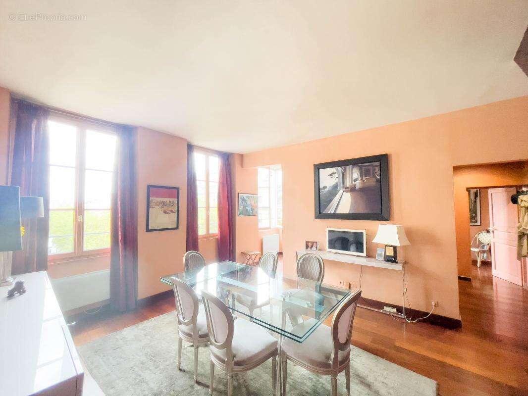 Appartement à PARIS-1E