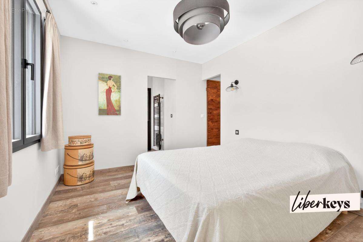 À vendre à Gordes – Élégante villa contemporaine avec piscine, garage et prestations haut de gamme - photo 7