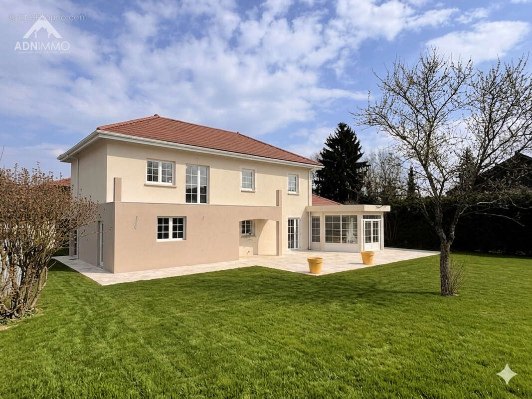 Maison à SAINT-GENIS-POUILLY