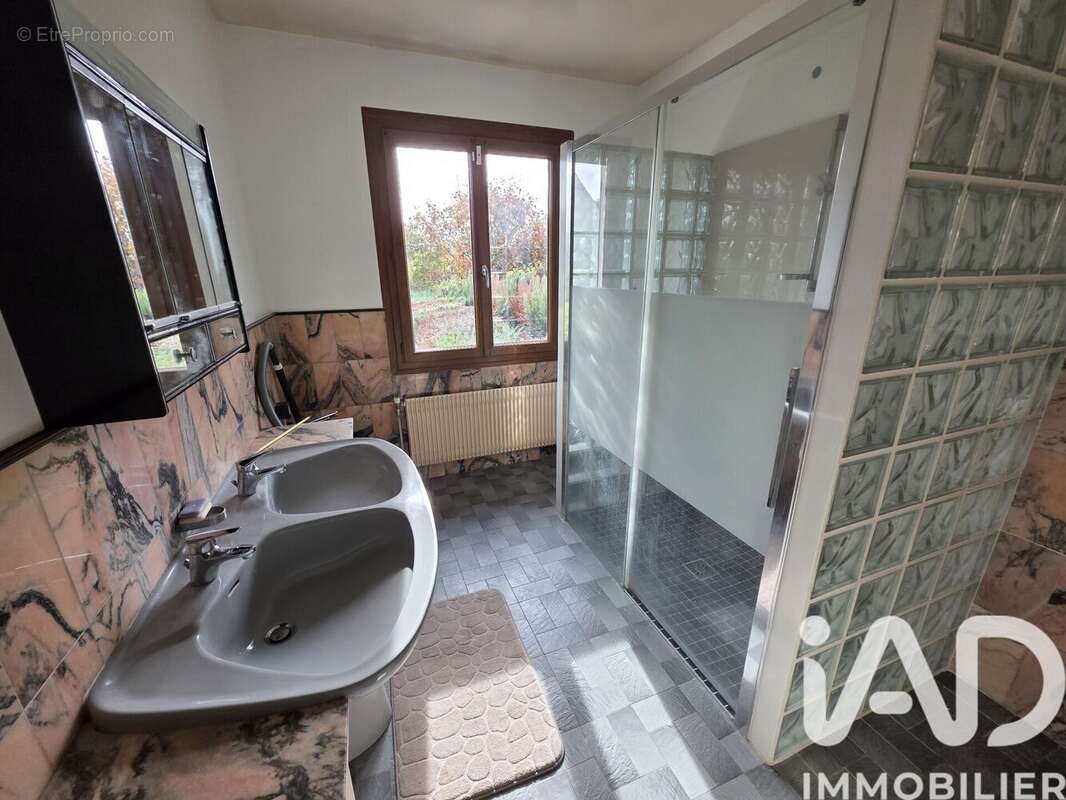 Photo 8 - Maison à LE MESNIL-SAINT-DENIS