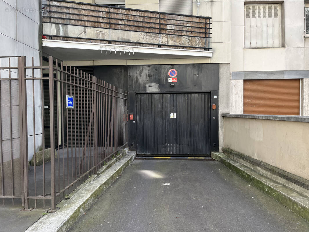 Parking à PARIS-11E