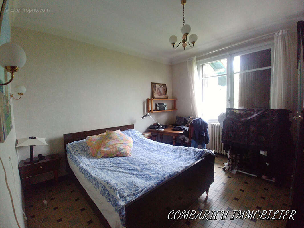 Maison Monteils, une partie du terrain en zone constructible. - photo 6