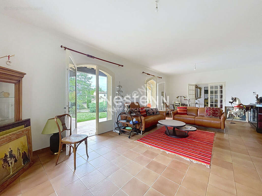 Lourmarin - Maison  5 pièce(s), 180m2, 4 belles chambres, garage-,piscine - photo 4