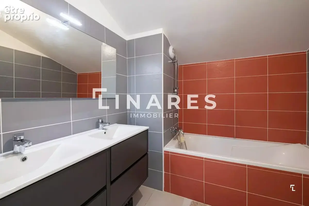 LE MAJESTUEUX - Appartement duplex T4 de 98m2 - Dernier étage - Terrasse de 25m² - Double parking - 13008 - photo 9