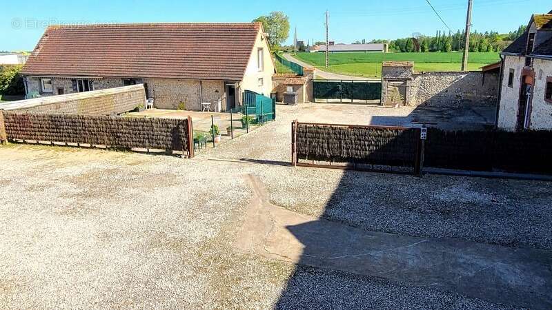 Chartres - ensemble immobilier  - habitation 175 m² avec grange 200 m² - parcelles  5000 m2 - photo 2
