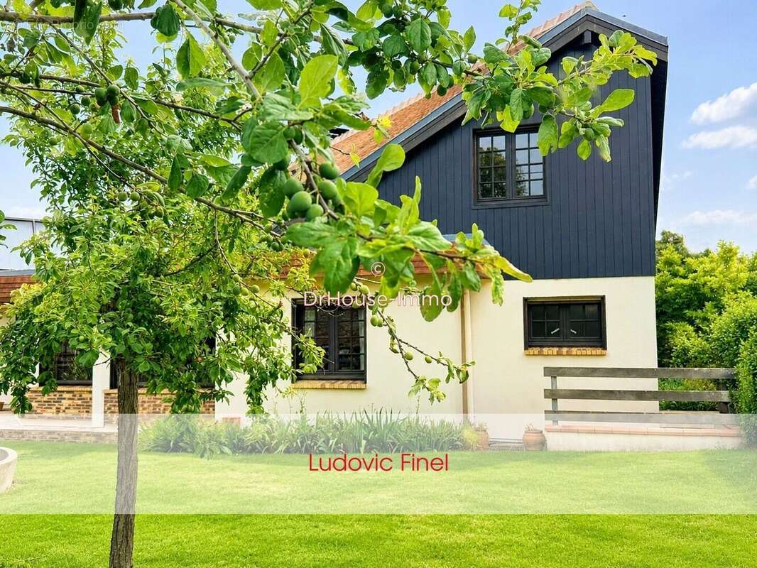 Maison 218 m² à Saint-Martin-De-Fontenay  - photo 20