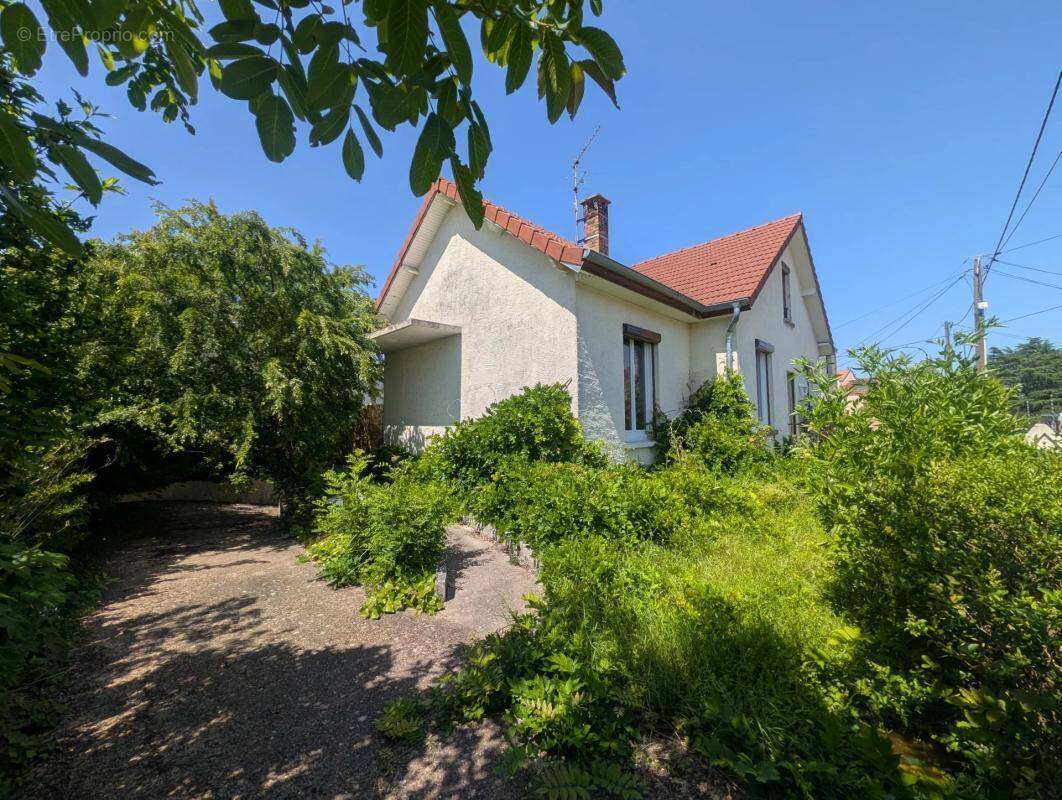 Maison à LES CLAYES-SOUS-BOIS