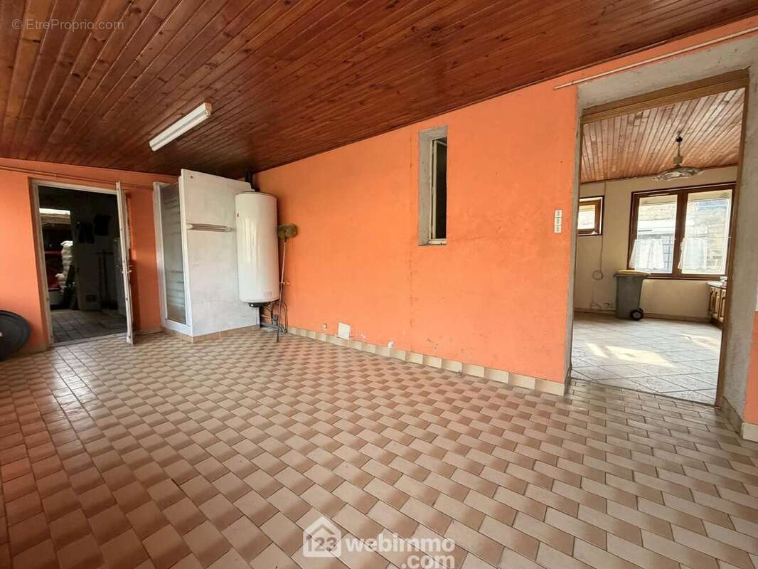 Une véranda avec point d'eau - Maison à URCEL