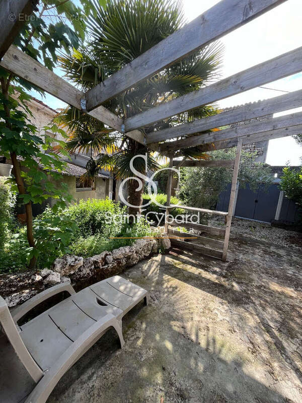 Maison à ROULLET-SAINT-ESTEPHE