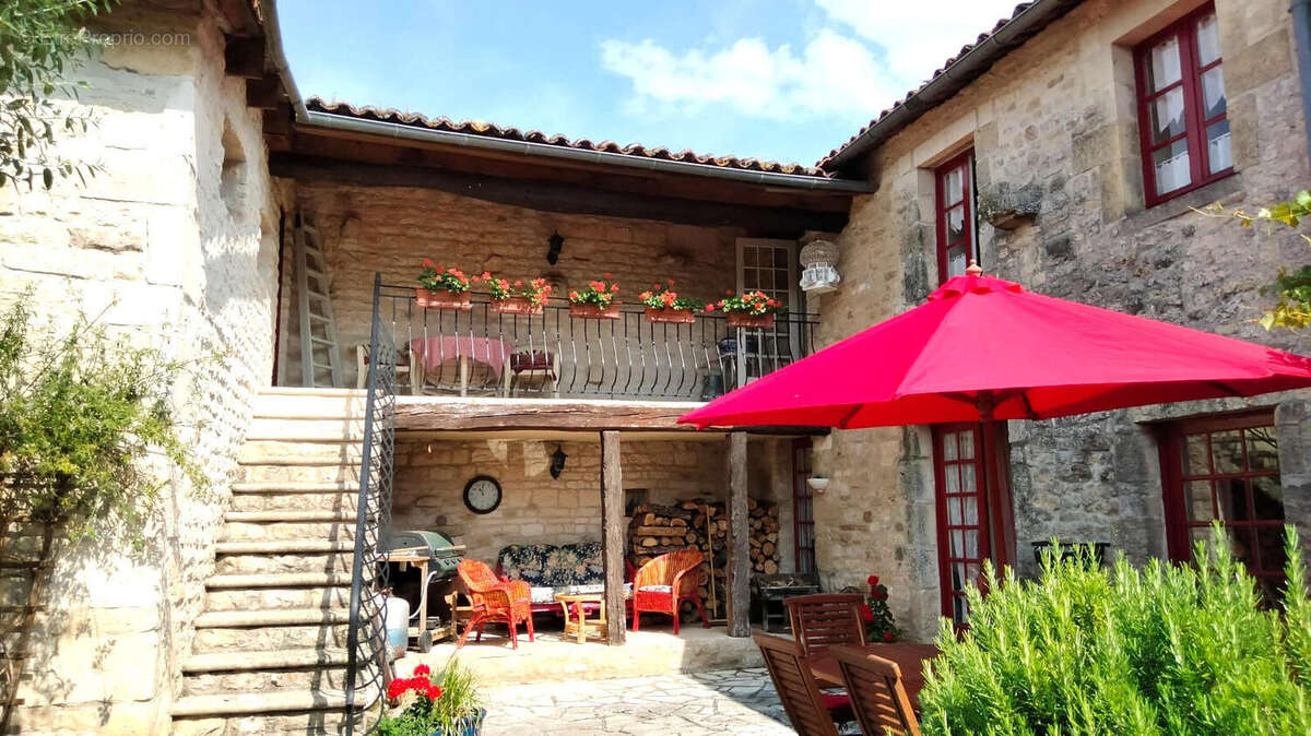 TERRASSE - Maison à SALLES-DE-VILLEFAGNAN