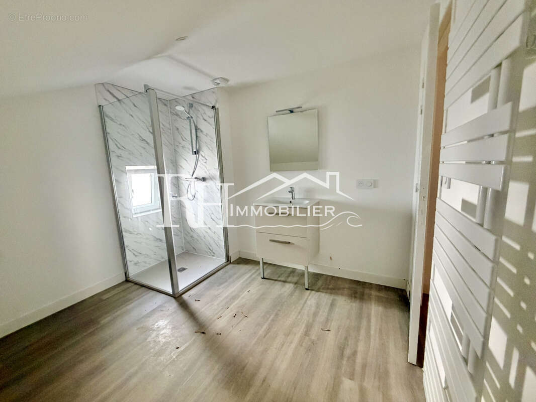 Appartement rénové plein centre bourg - photo 3