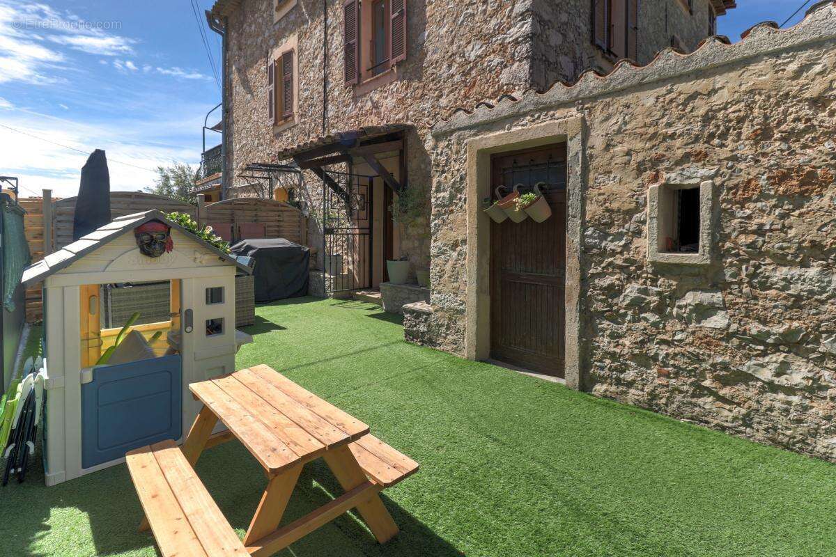 Maison à CHATEAUNEUF-VILLEVIEILLE