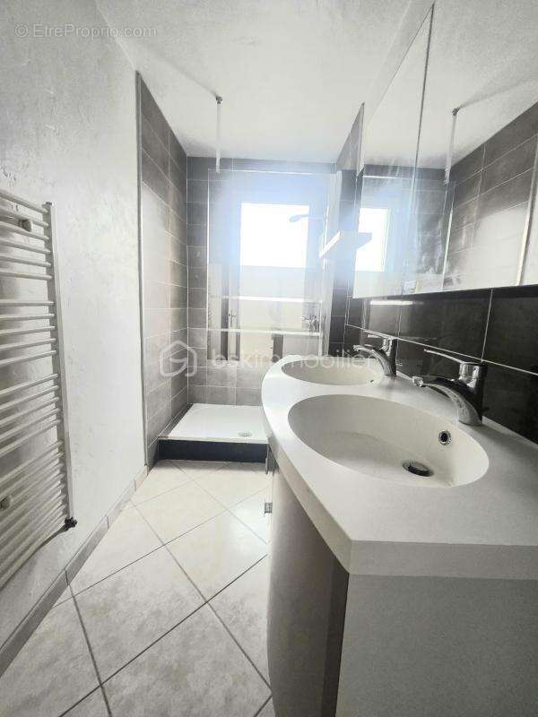 Appartement T4 97 m2 et garage proche gendarmerie - photo 8