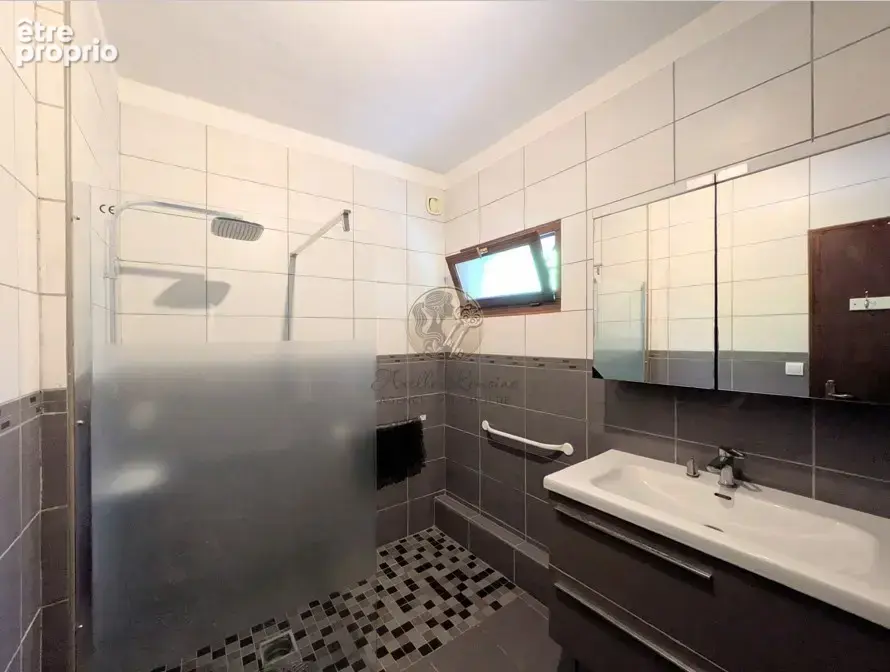 Rare à Saint-Genis-Laval   Maison d'une surface de 200m2 sur 810m2 de terrain - photo 8