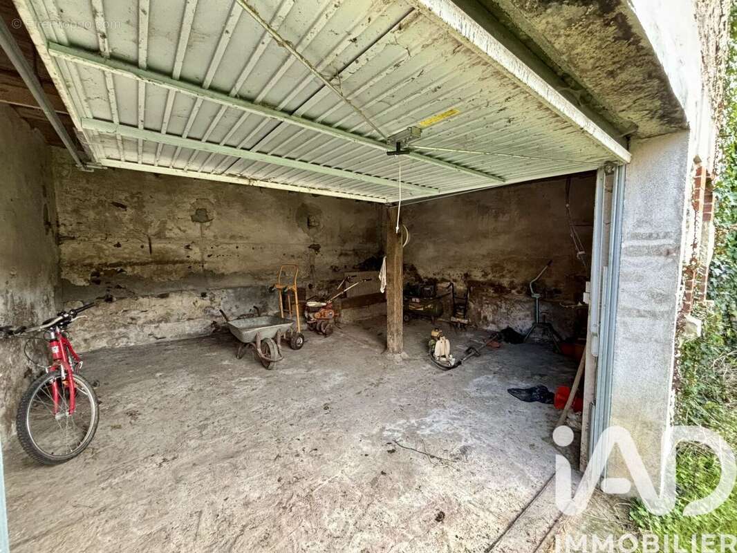 Photo 6 - Parking à CERSAY