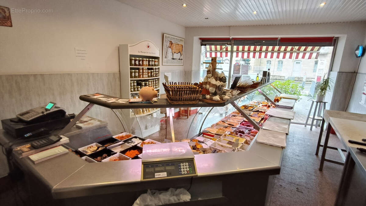 Commerce à SAINT-CHRISTOLY-DE-BLAYE