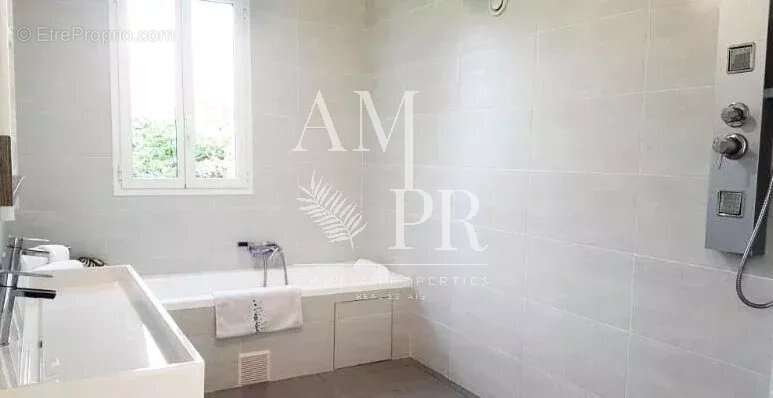 Sur les hauteurs de Cannes cette villa vue mer de 265m2 - photo 15