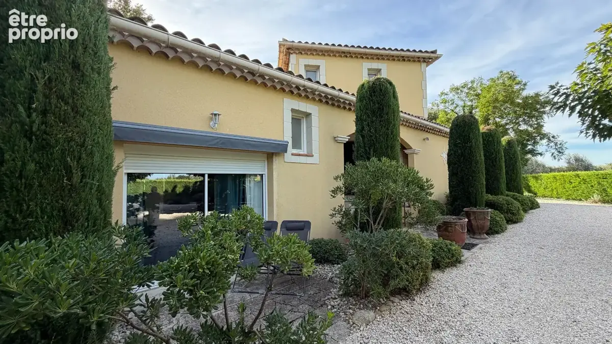 Villa avec piscine sur 2700 m² de jardin, clos, arboré et paysagé. - photo 17