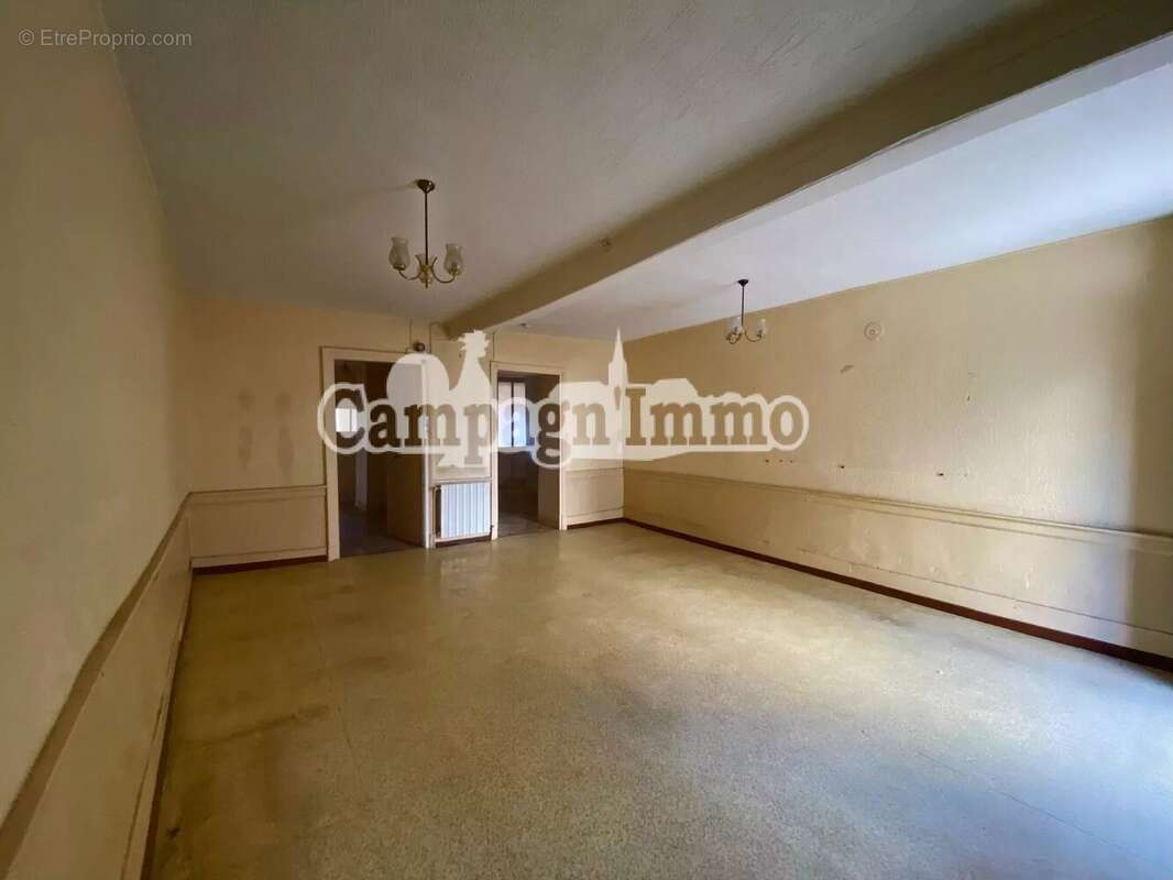 Maison à SAINT-CYR-DE-VALORGES