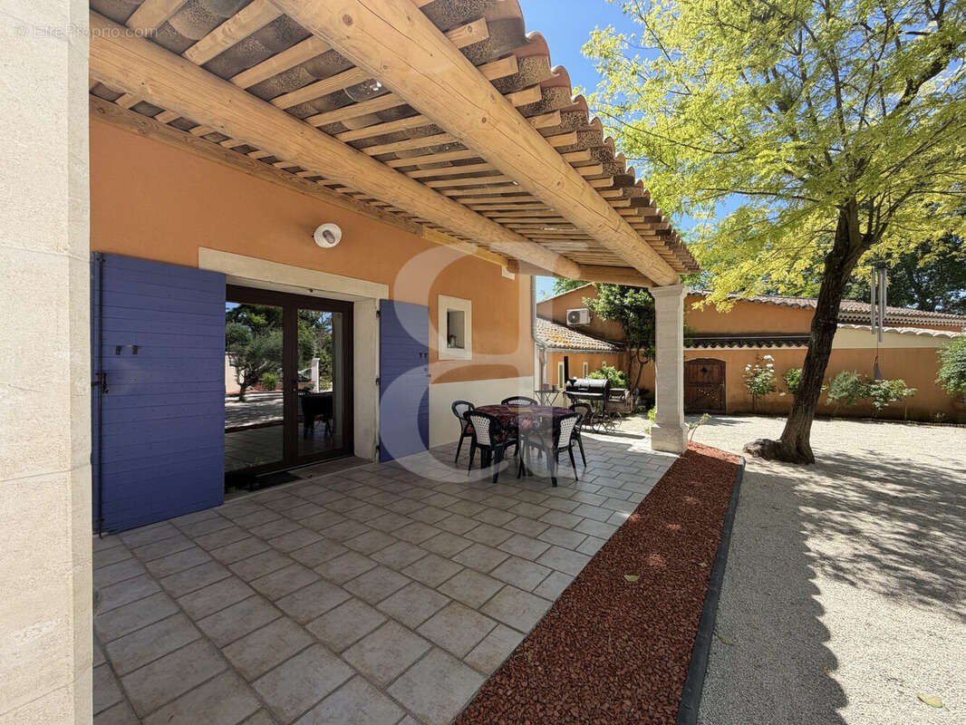Maison à L'ISLE-SUR-LA-SORGUE