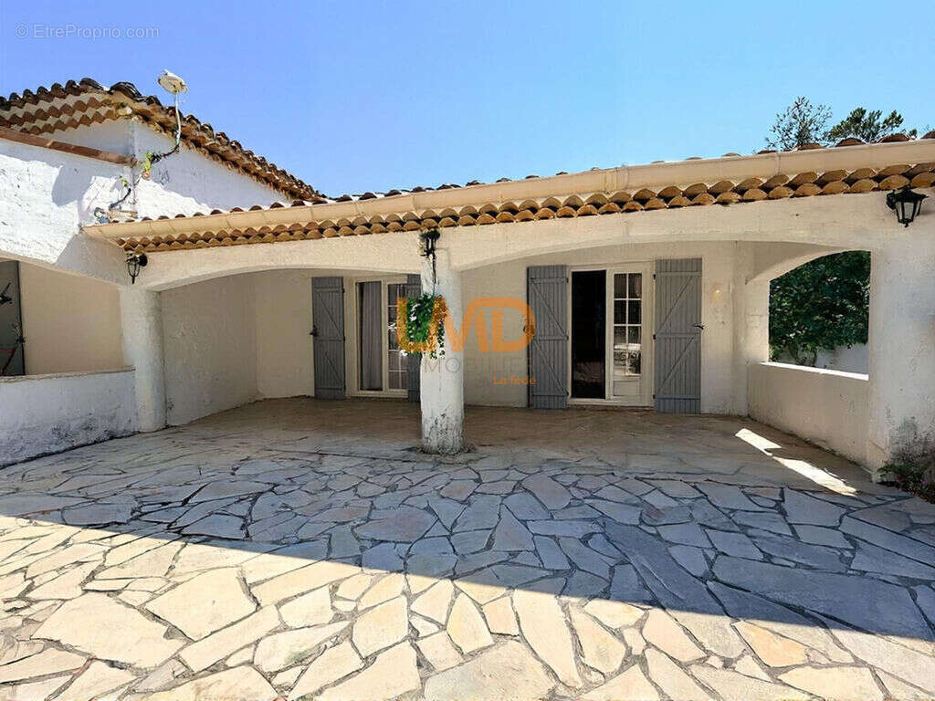 Propriété de 265 m², piscine, logements indépendants à Tourrette - photo 3