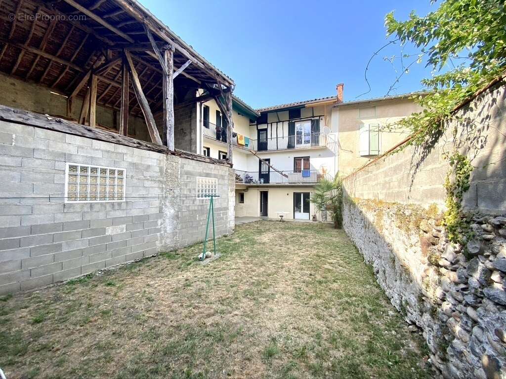 Appartement à PRAT-BONREPAUX