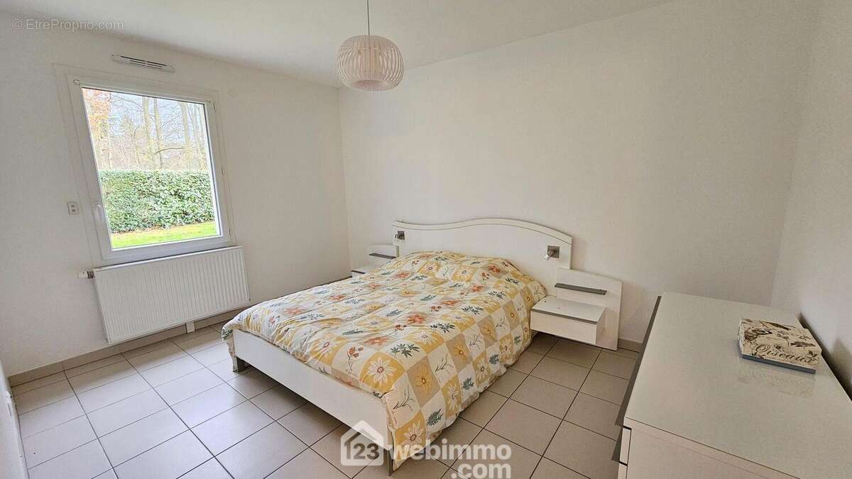 Une chambre de 12,61 m² très lumineuse. - Maison à PRINGY