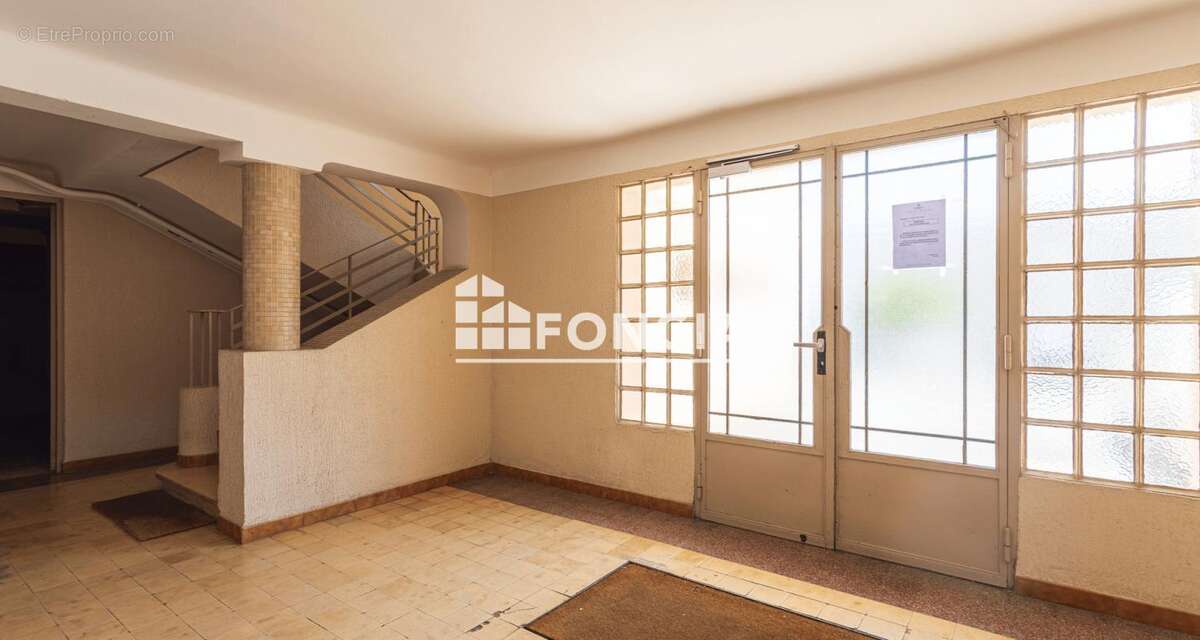 T5 traversant de 78 m² Loué Secteur Claret Résidence fermée avec parking et cave - photo 2