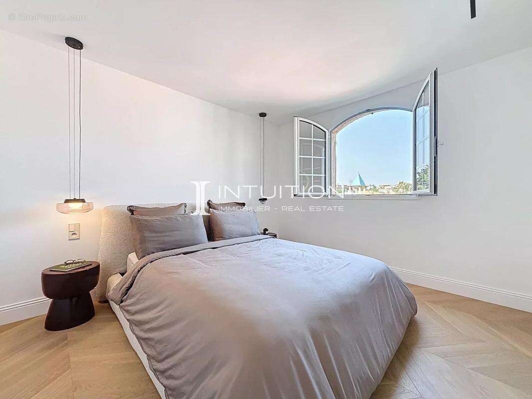 Saint Laurent du Var : 3 pièces entièrement rénové au dernier étage avec garage - photo 7