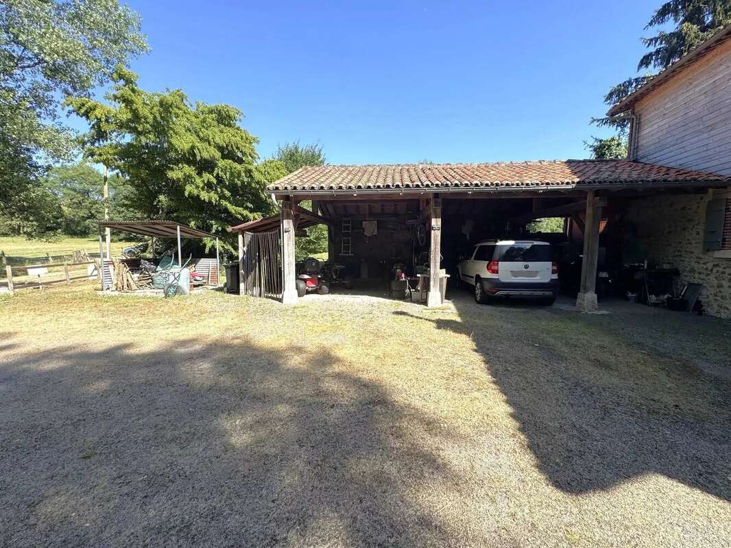 Propriété de caractère, indépendante, avec de vastes jardins privés et un bois - photo 20