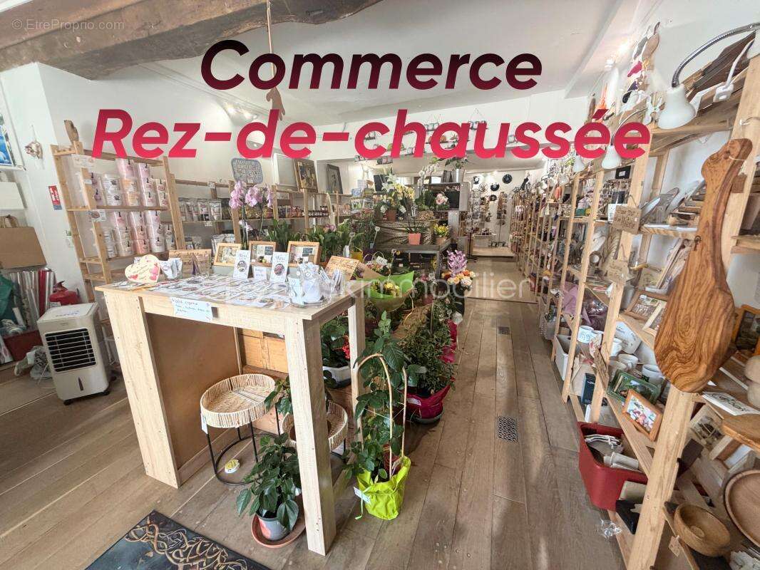 Opportunité à saisir! Maison du 19 ème siècle, avec commerce au rez-de-chaussée , excellent emplacement au coeur du village - photo 2
