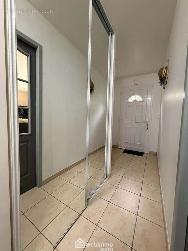 D'un côté de l'entrée avec placard,