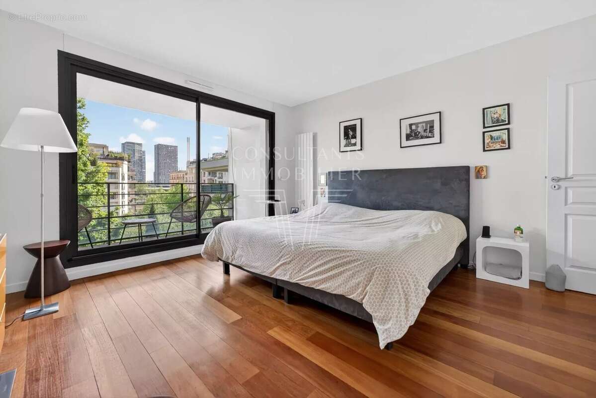 Appartement à PARIS-16E