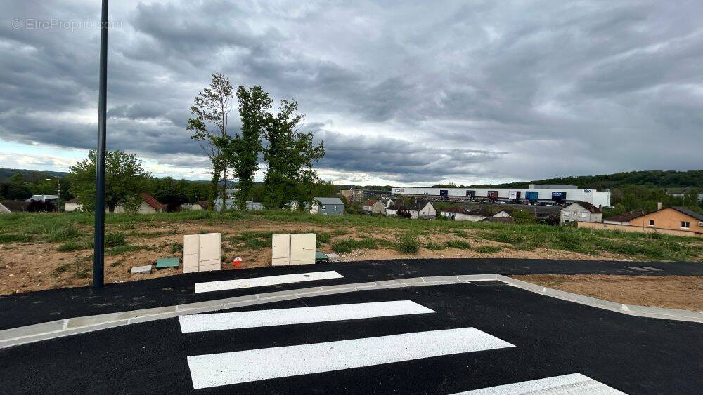 Terrain à SAINT-PANTALEON-DE-LARCHE