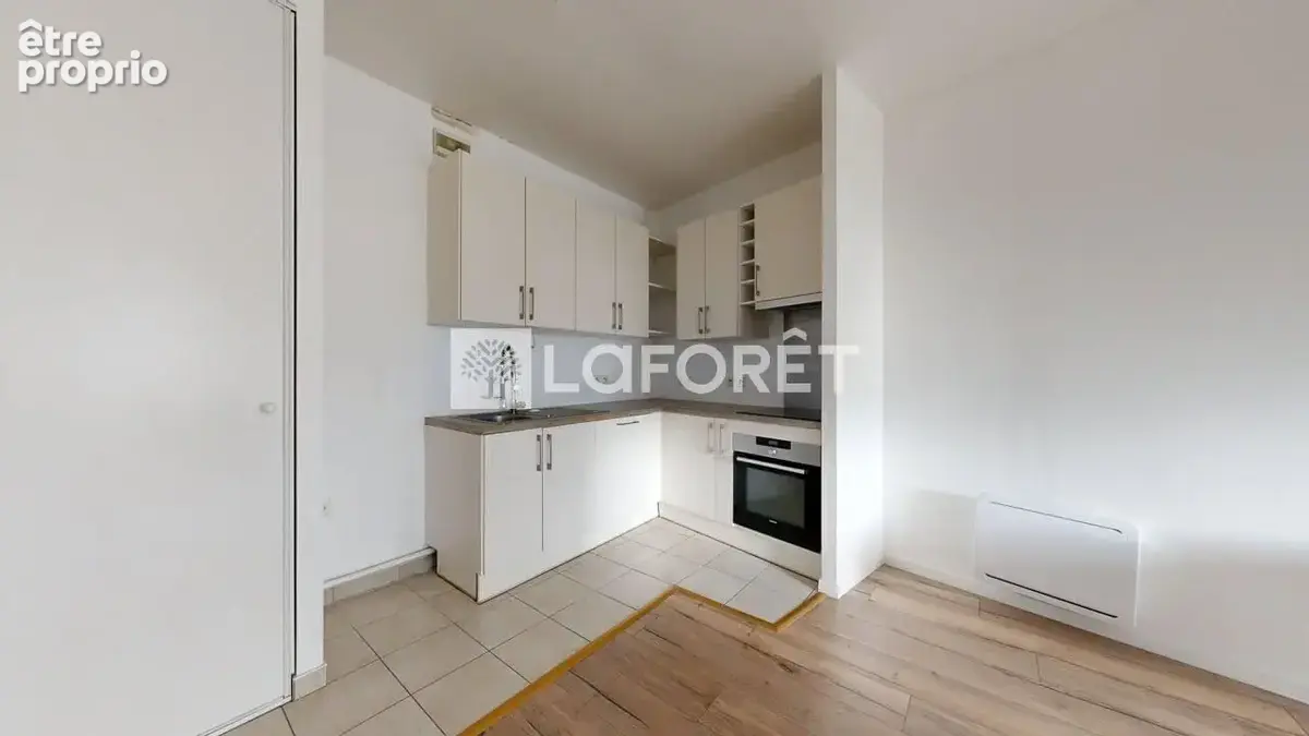 Proche place de la boule - trois pieces - deux terrasses - photo 11
