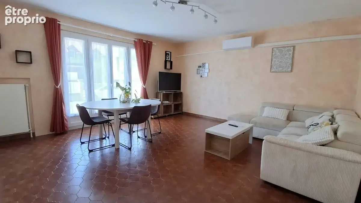 Maison traditionnelle de plain-pied de 4 chambres sur terrain arboré de 1 046 m2 - photo 4