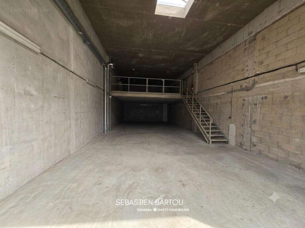 Commerce 146 m² à Porto-Vecchio  - photo 3