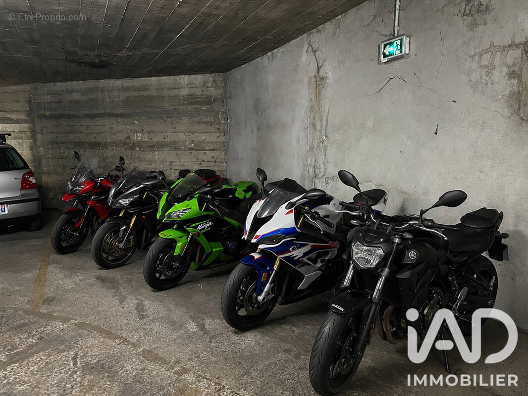 Photo 1 - Parking à PARIS-15E