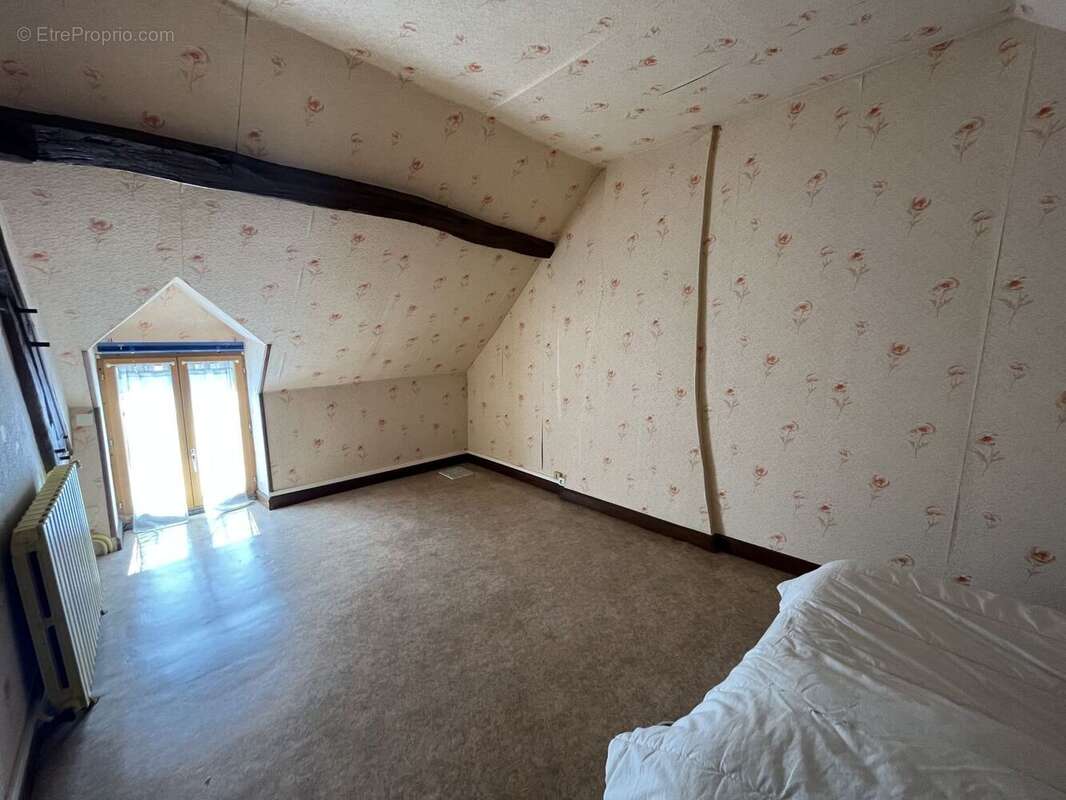 Maison à AINAY-LE-CHATEAU