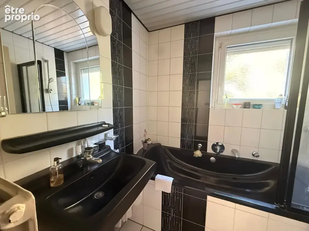 À vendre   Duplex rare de 169 m2 avec deux espaces de vie, balcons et trois stationnements   Saint-Louis - photo 8