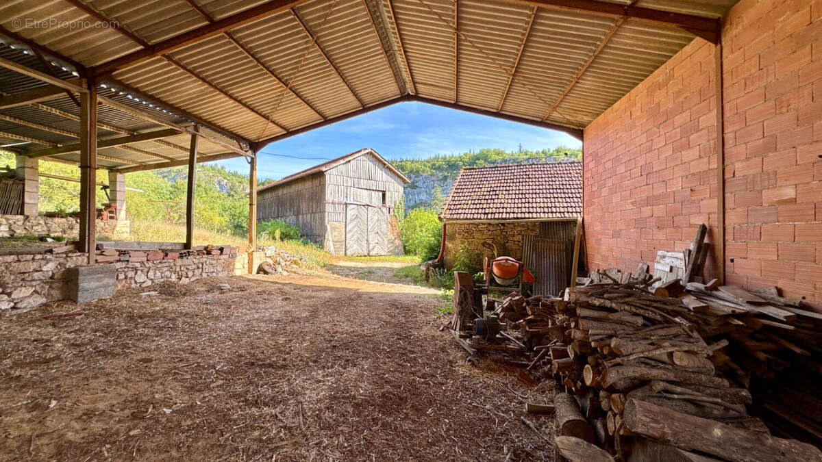 Corps de ferme 7 bâtiments sur 8 ha - photo 17