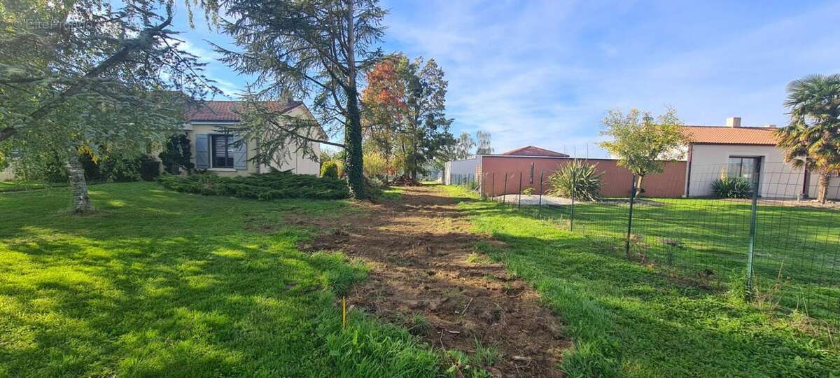 Terrain à SAINT-MACAIRE-EN-MAUGES