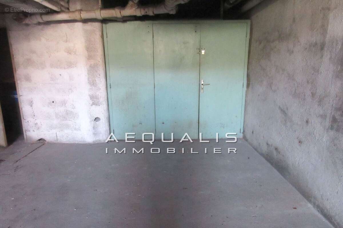 Parking à SAINT-LAURENT-DU-VAR