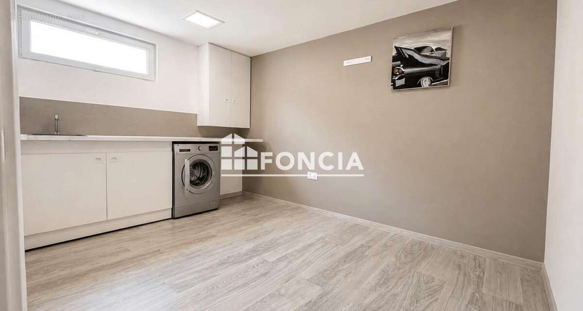 TOUSSIEUX (01600) – Maison familiale de 150 m² sur un terrain de plus de 1 800 m² avec piscine, jacuzzi et vue dégagée - photo 6