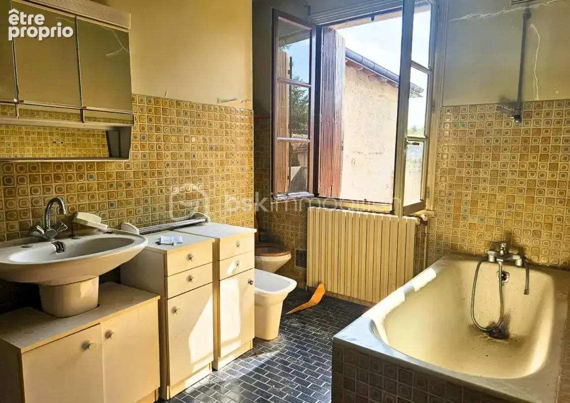 Découvrez cet ensemble immobilier situé au cœur d’un charmant village dynamique de Sud Touraine - photo 12