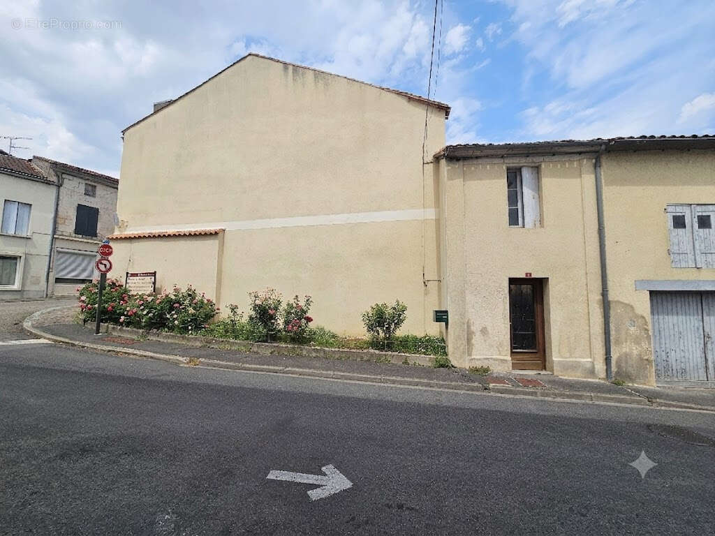 Immeuble 110m² à coteaux-du-blanzacais - photo 3