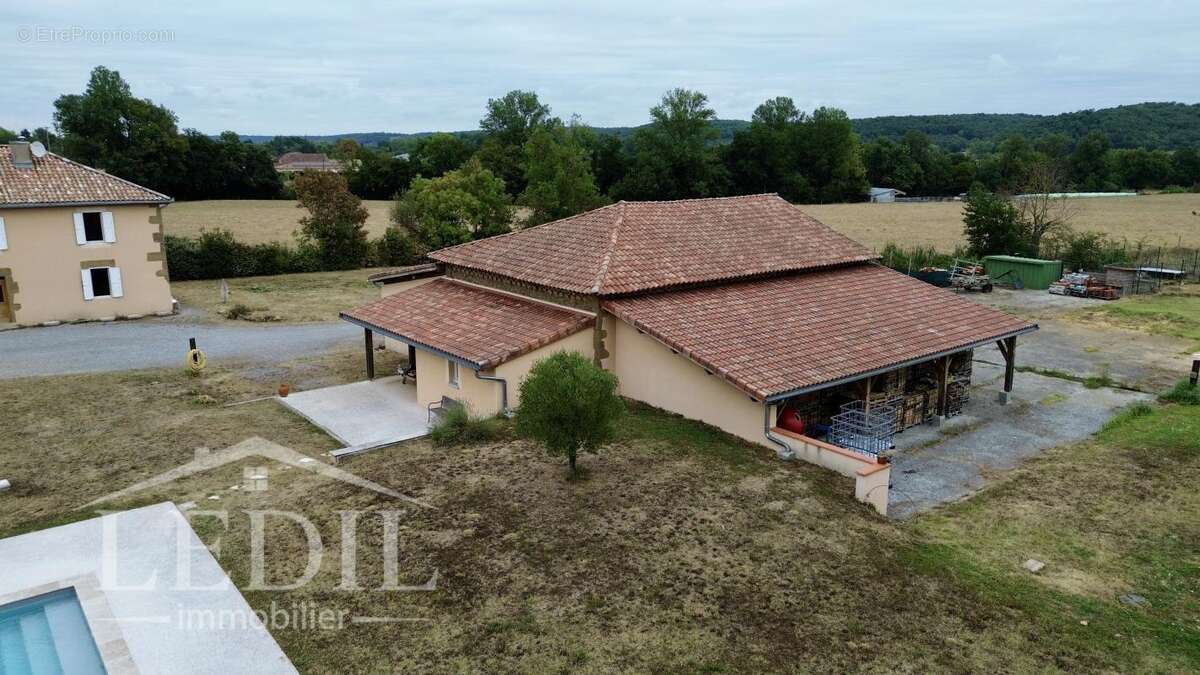 Corps de ferme rénové avec piscine et dépendance - photo 4